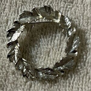 Elegant Silver tone Gerry’s Leaf Design Vintage Brooch